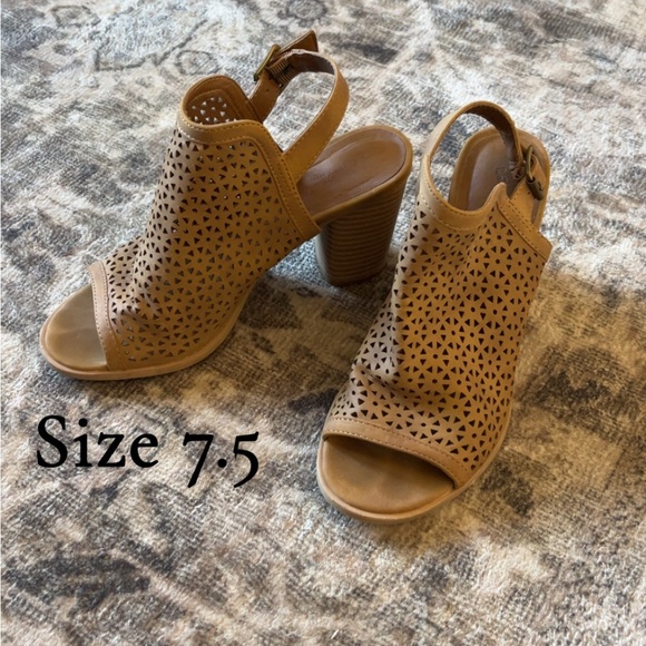 Universal Thread Tan Peep-Toe Heeled Sandals - Picture 1 of 1